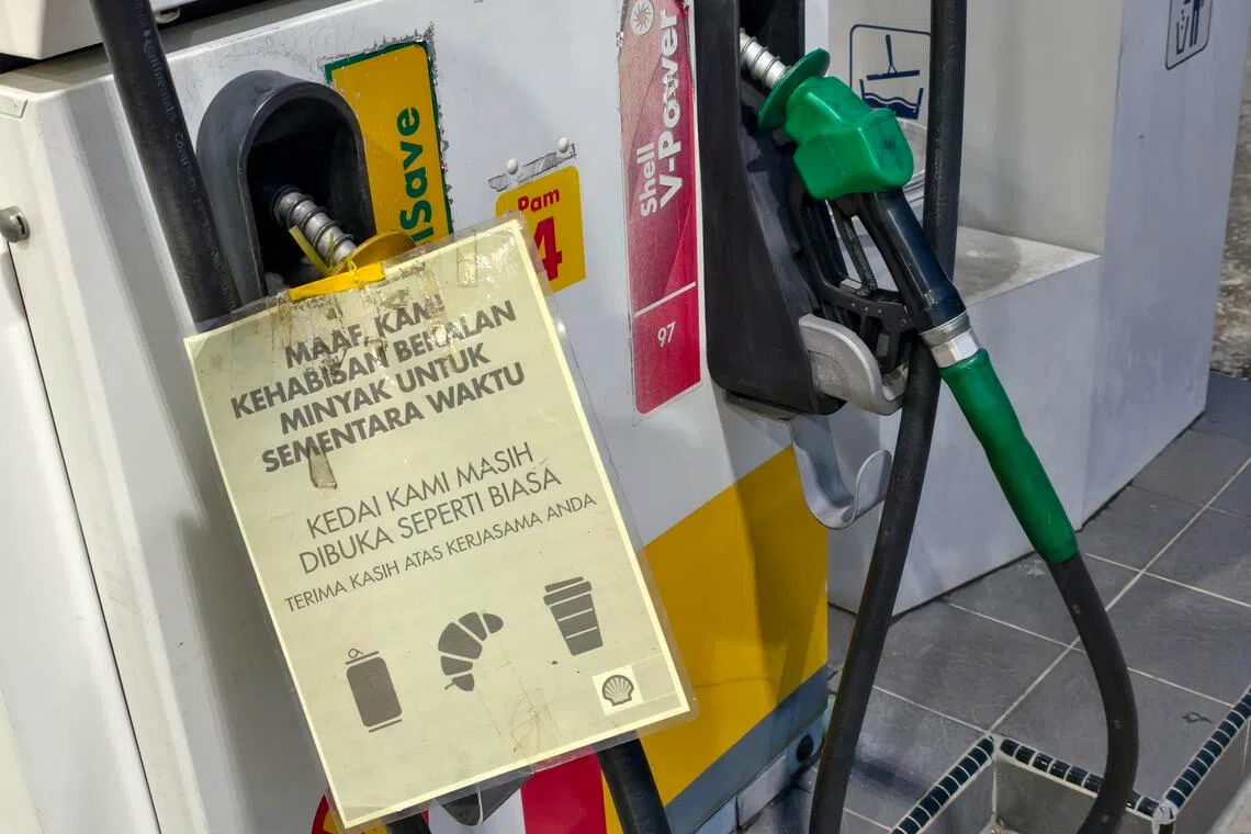 森美兰芙蓉沉香区一些壳牌油站星期天（4月12日）的RON95汽油售完后，业者在油泵挂上缺货通知。（星洲日报）