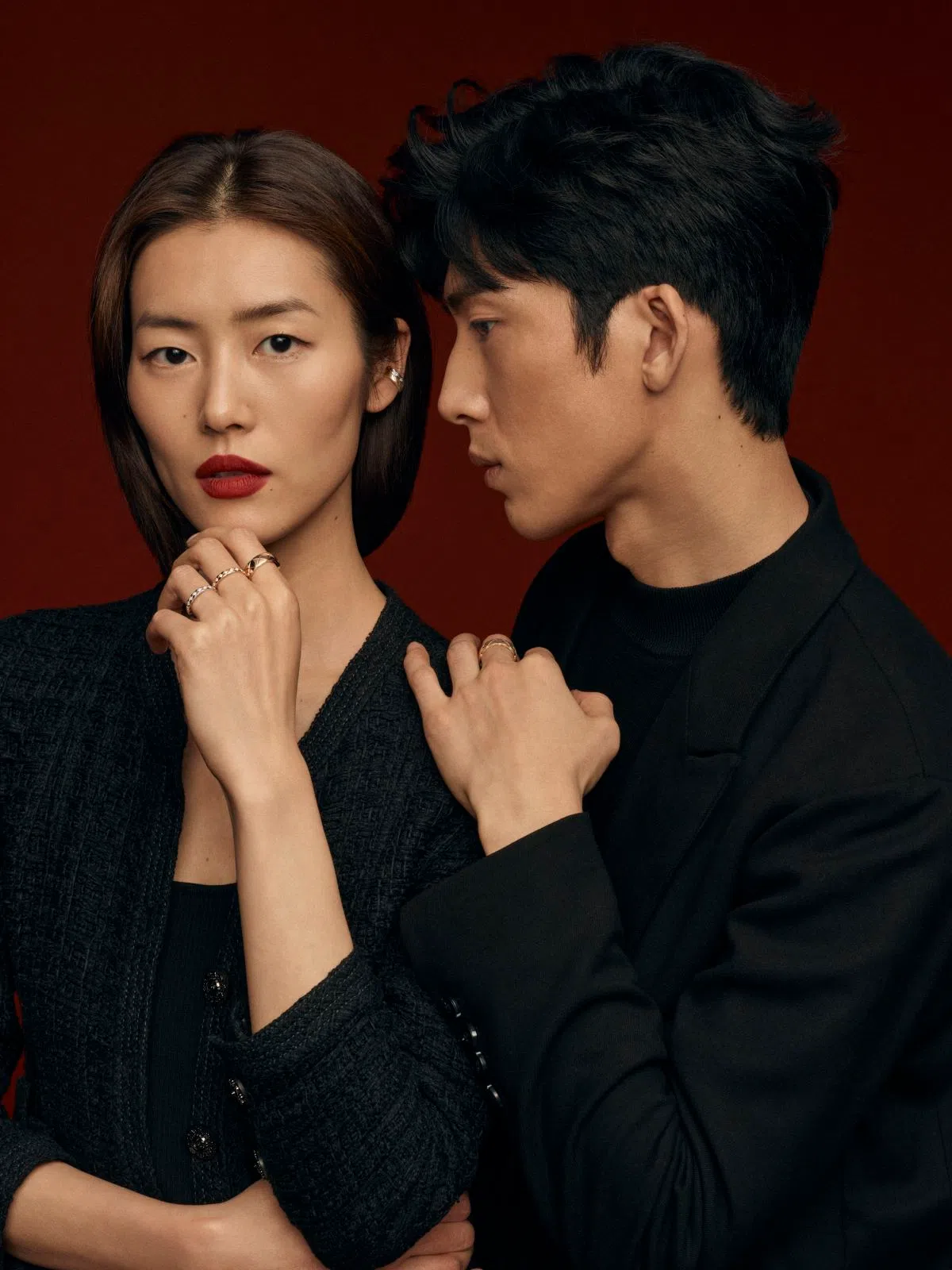 刘雯（左）曾与同为香奈儿代言人的井柏然合体拍广告，互动亲密。（取自香奈儿微博）