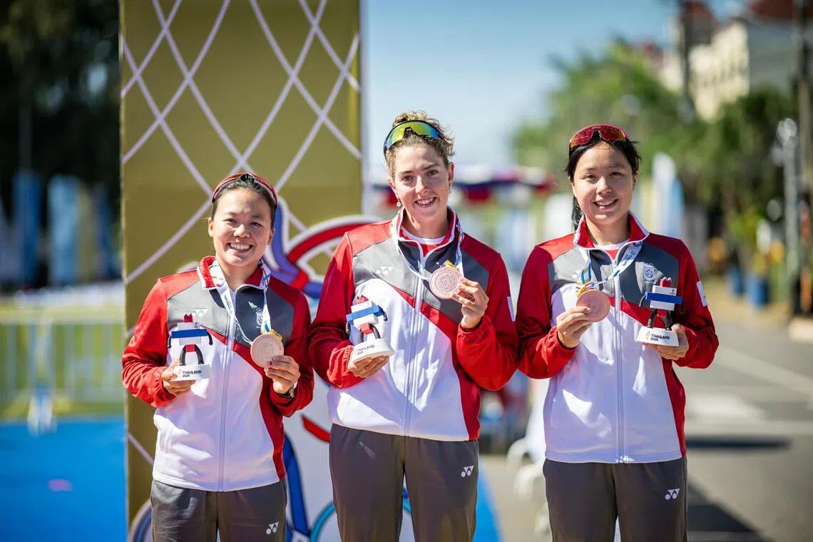 由刘芝潓（左起）、路易莎、林婉婷组成的女子接力队，对于能拿下铜牌感到十分满意。（新加坡体育理事会提供）