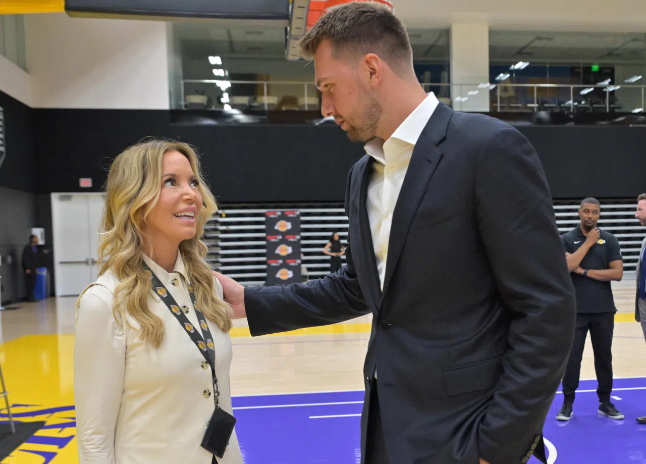 东契奇（右）在签约后与湖人管理人珍妮·巴斯（Jeanie Buss）互动。（路透社）