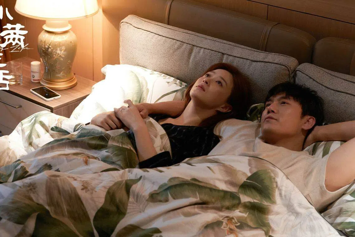 蒋欣（左）被指代替赵薇与秦昊合演，《学区房》也易名为《小满生活》。（互联网）