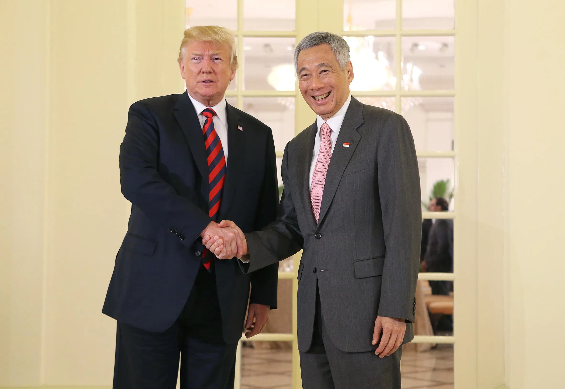 2018年6月11日，李总理（右）和到访新加坡的时任美国总统特朗普（左）在总统府举行双边会谈。（档案照片）