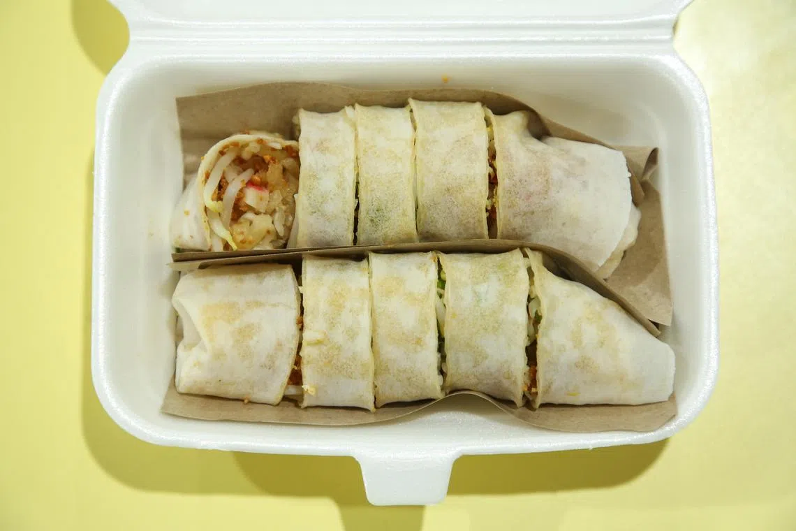 王钦薄饼的薄饼咸甜适中，新鲜爽口。（李姿仪摄）