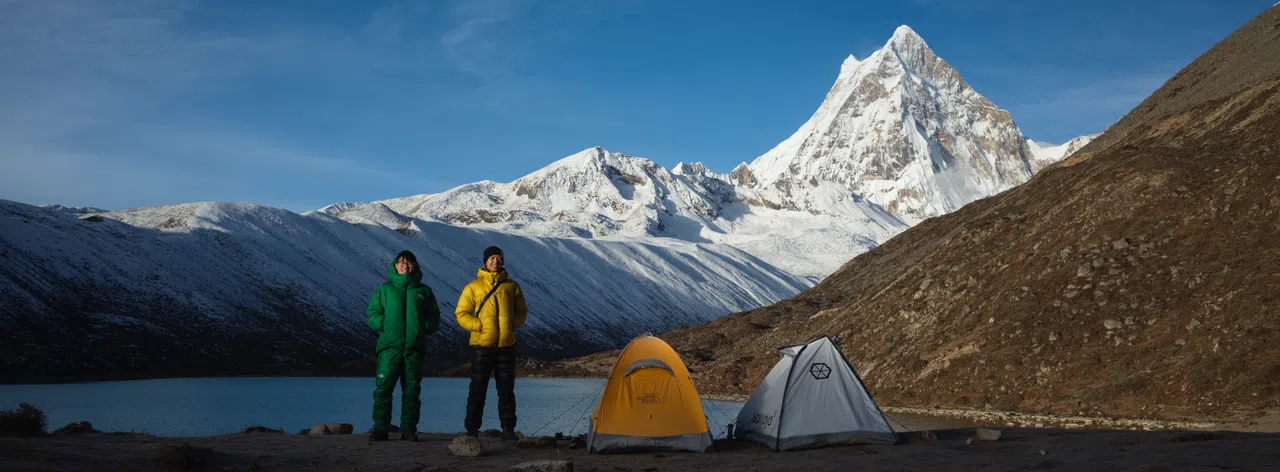 李现（右）与旅游博主Links到西藏库拉岗日雪山徒步。（取自李现微博）
