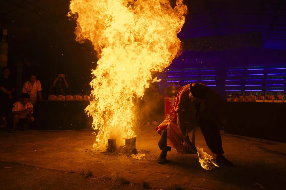 【破地狱六部曲】之四：回头锁定要敲碎的瓷砖。（龙国雄摄）