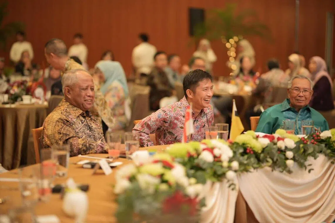 文莱首相府部长兼国防部第二部长哈尔比（左）、孟耀诚中将（中）和文莱皇家武装部队首任司令（1985年-1990年）穆罕默德·哈吉（右），在晚宴席间轻松交流。（国防部提供）