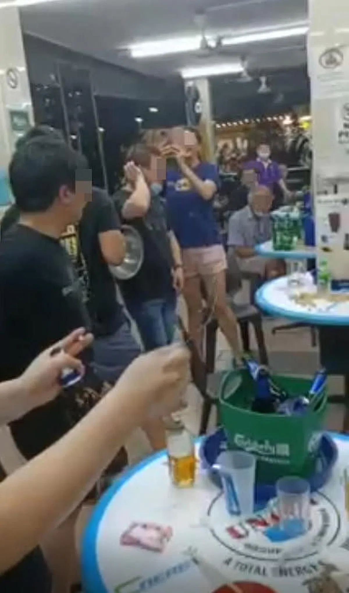 有男子敲打铁盆和酒瓶。（受访者提供） 