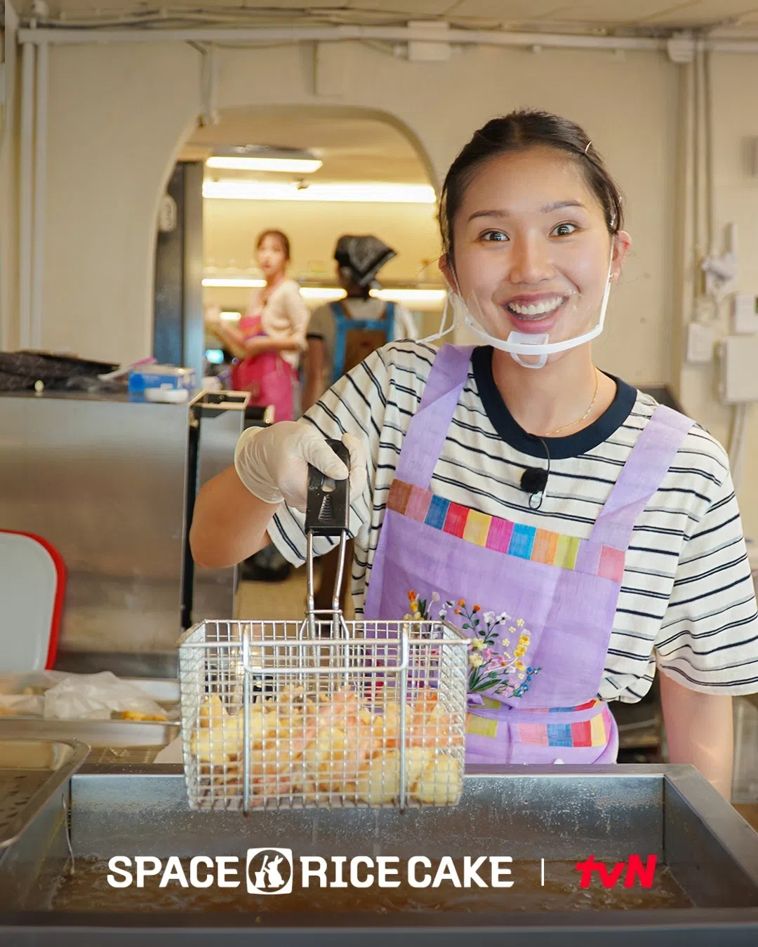 Mimi负责炸物，她的灿烂笑容是最佳调味料。（tvN提供）
