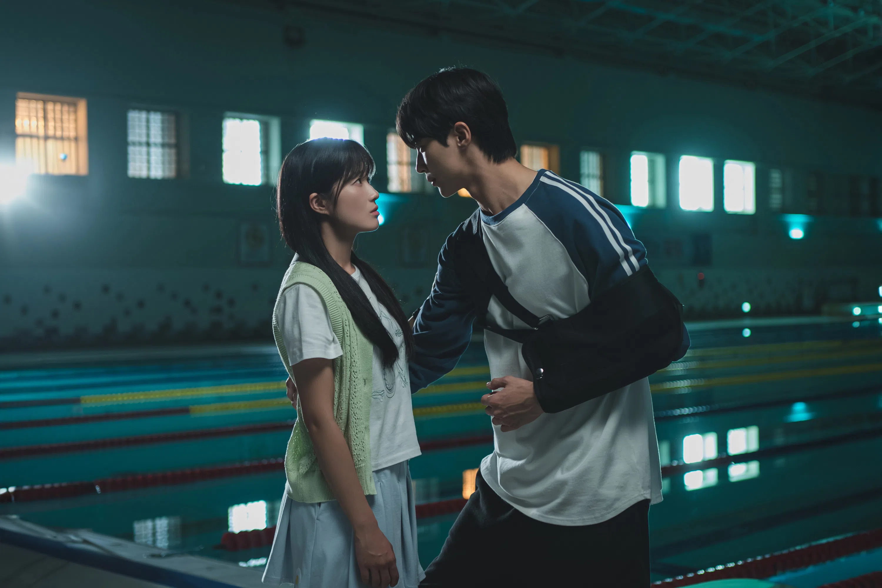 柳善宰（右）和任素的暧昧情愫让观众心动。（Viu提供）