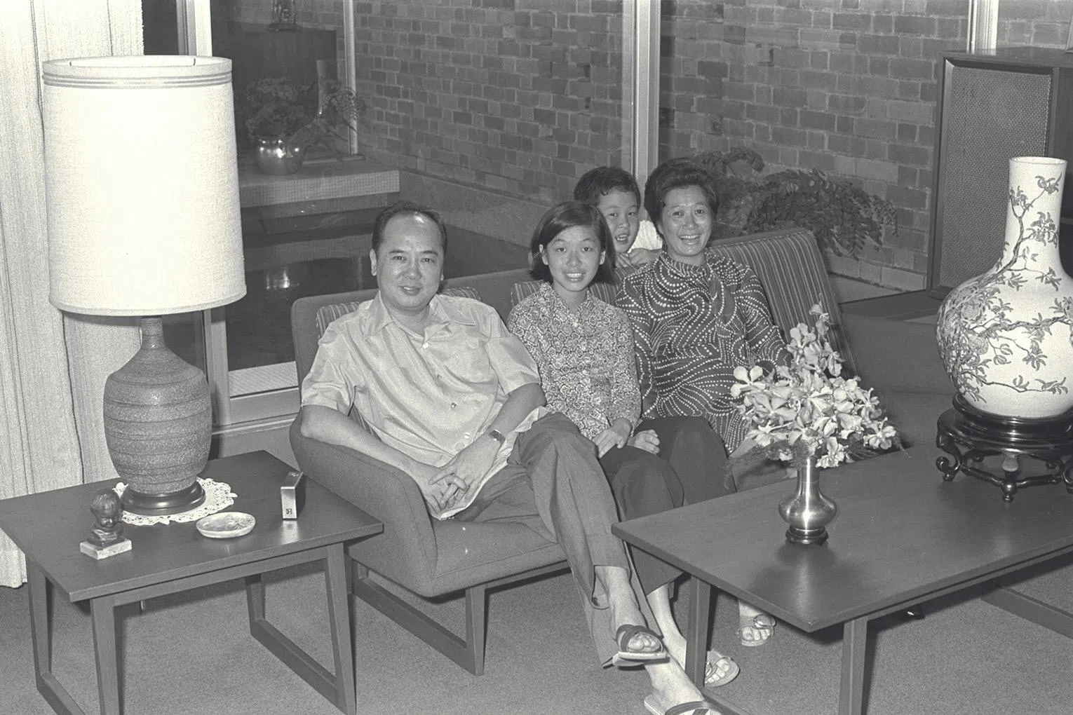 1971年3月20日，黄祖耀和家人在位于惹兰阿素罕的住家合影。（海峡时报）