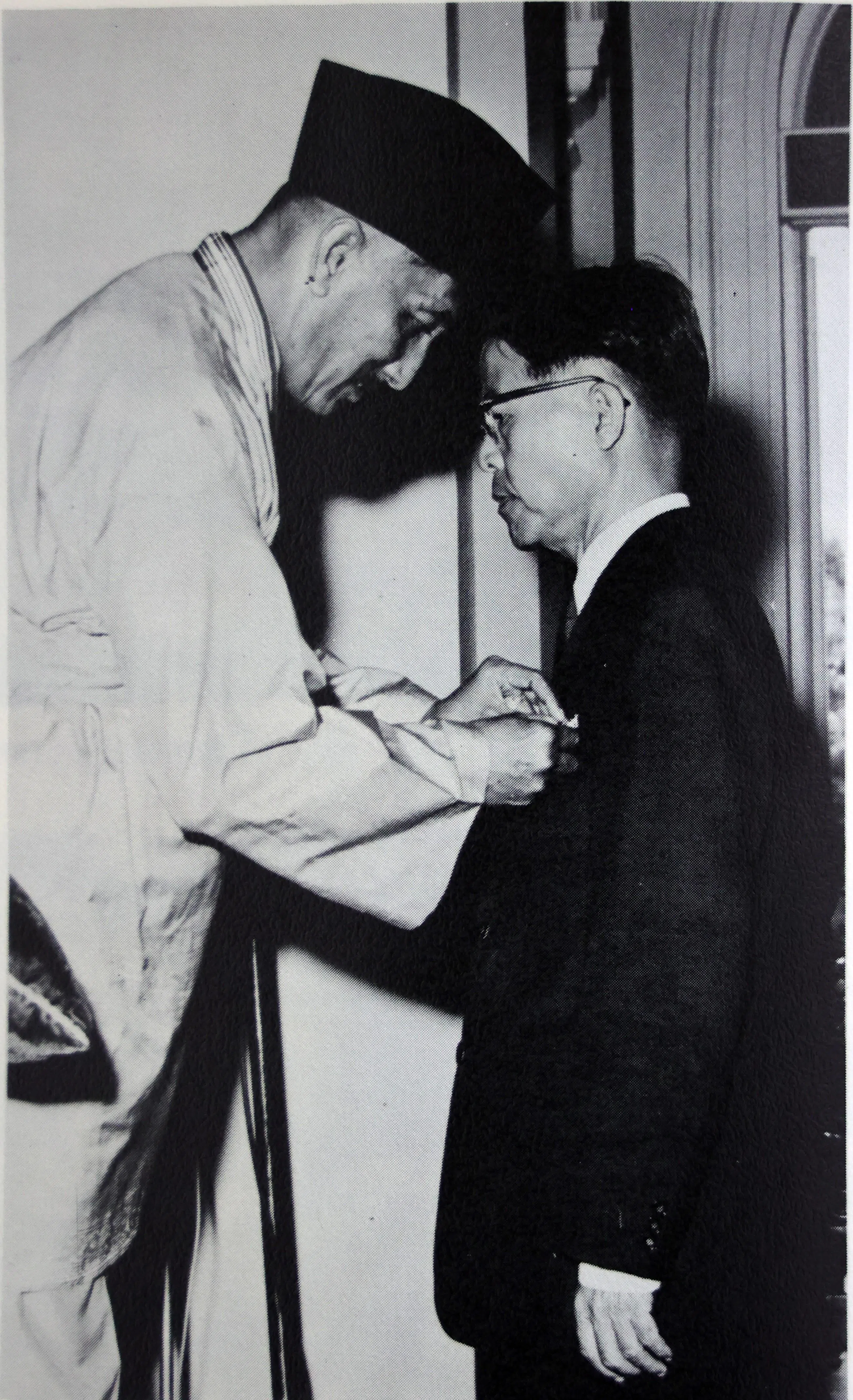 连士升作为新加坡公共委员会委员，1963年获新加坡元首尤索夫颁发公共服务纪念勋章。（受访者提供）
