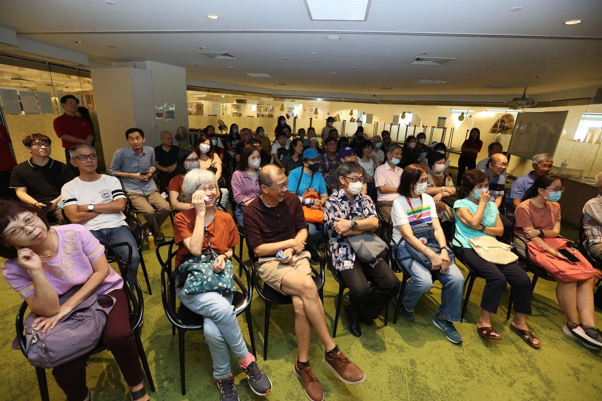 参与摄影讲座的早报读者在看见前国会议员李美花卸任的照片触动颇深，一度留下泪水，接而又被主讲人的讲解逗得哭笑不得。（梁麒麟摄）