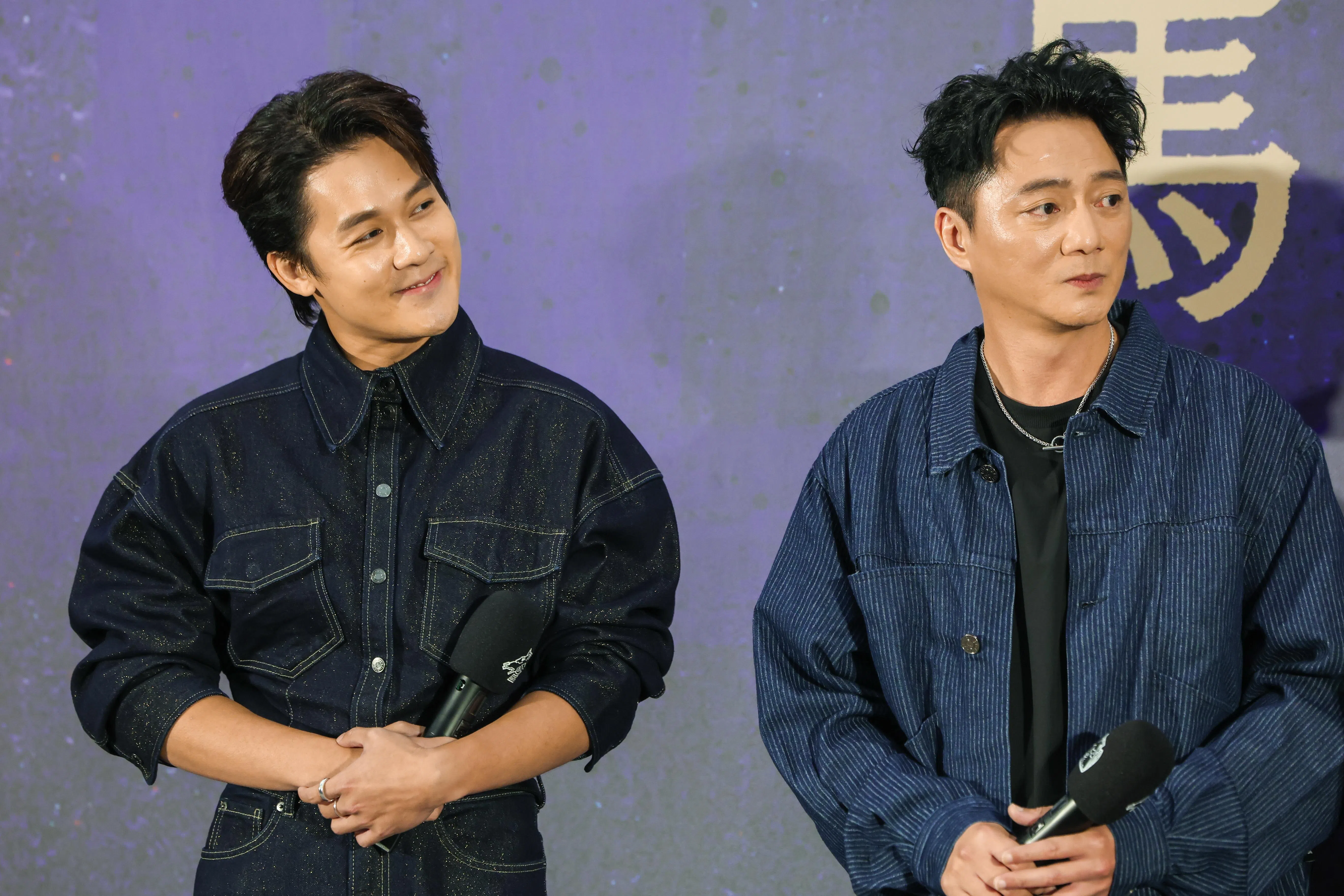 许瑞奇（左）置身金马奖的庞大媒体场面，与其他准影帝交流，右为台湾演员蓝苇华。（白艳琳摄）