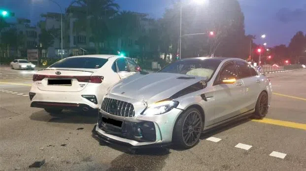 33岁男子涉嫌酒驾闯红灯，撞上对向停放的另一辆汽车。（新加坡警察部队提供）