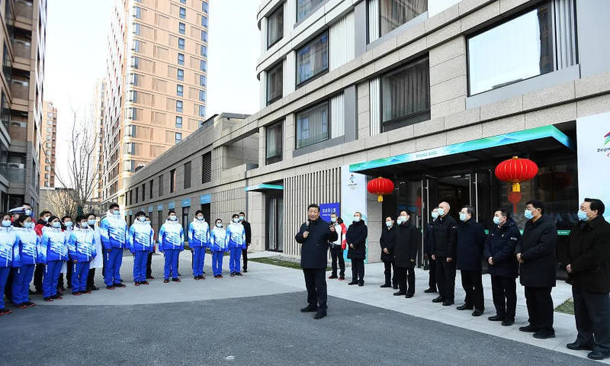 习近平昨天在北京冬奥村与运行管理人员、服务保障人员和志愿者等交流。（新华社）