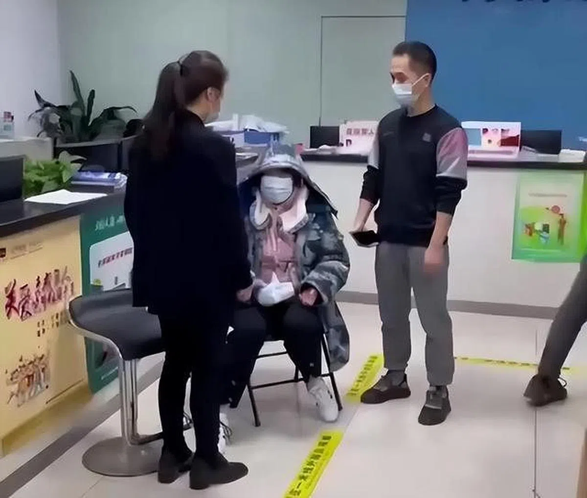 重庆一名孕妇星期六（11月12日）早上因身体不适，电话联系社区提出需派车就医，却等候了数小时，最终被送至九龙坡区中医院后流产。图为网传的现场交涉情景。（互联网）