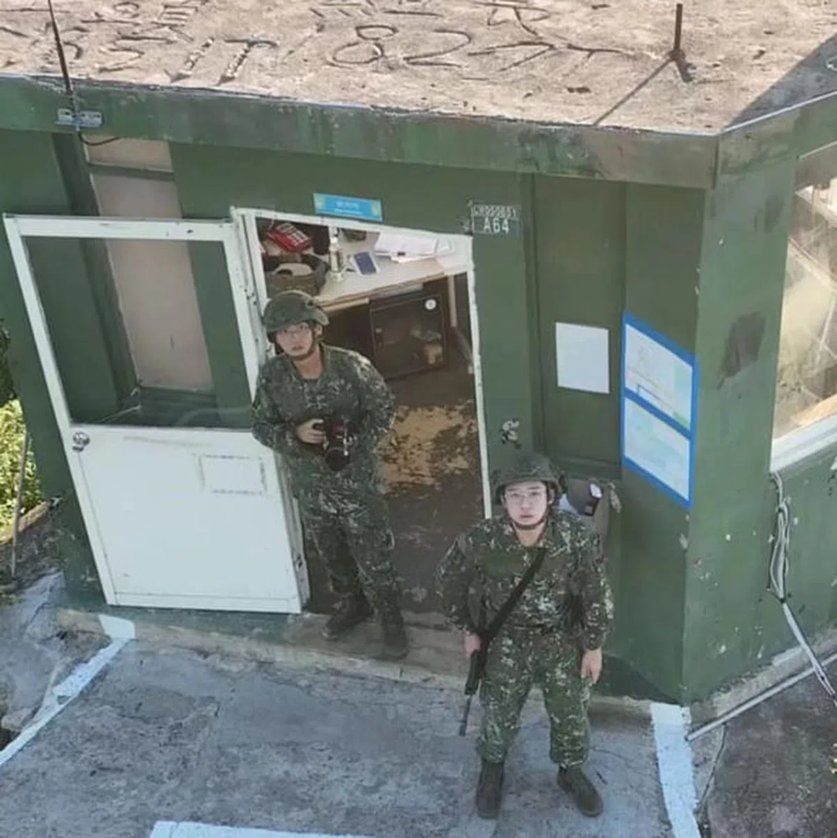 台湾金门防卫指挥部证实网传视频称，守备队8月16日发现该无人机在拍摄金门防区，周边休息官兵以石头进行丢掷。（视频截图）