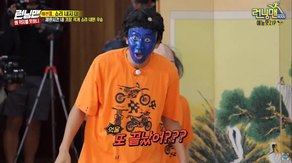 李光洙化好蓝脸，游戏却结束了，气得他跟节目组人员兴师问罪。（视频截图）