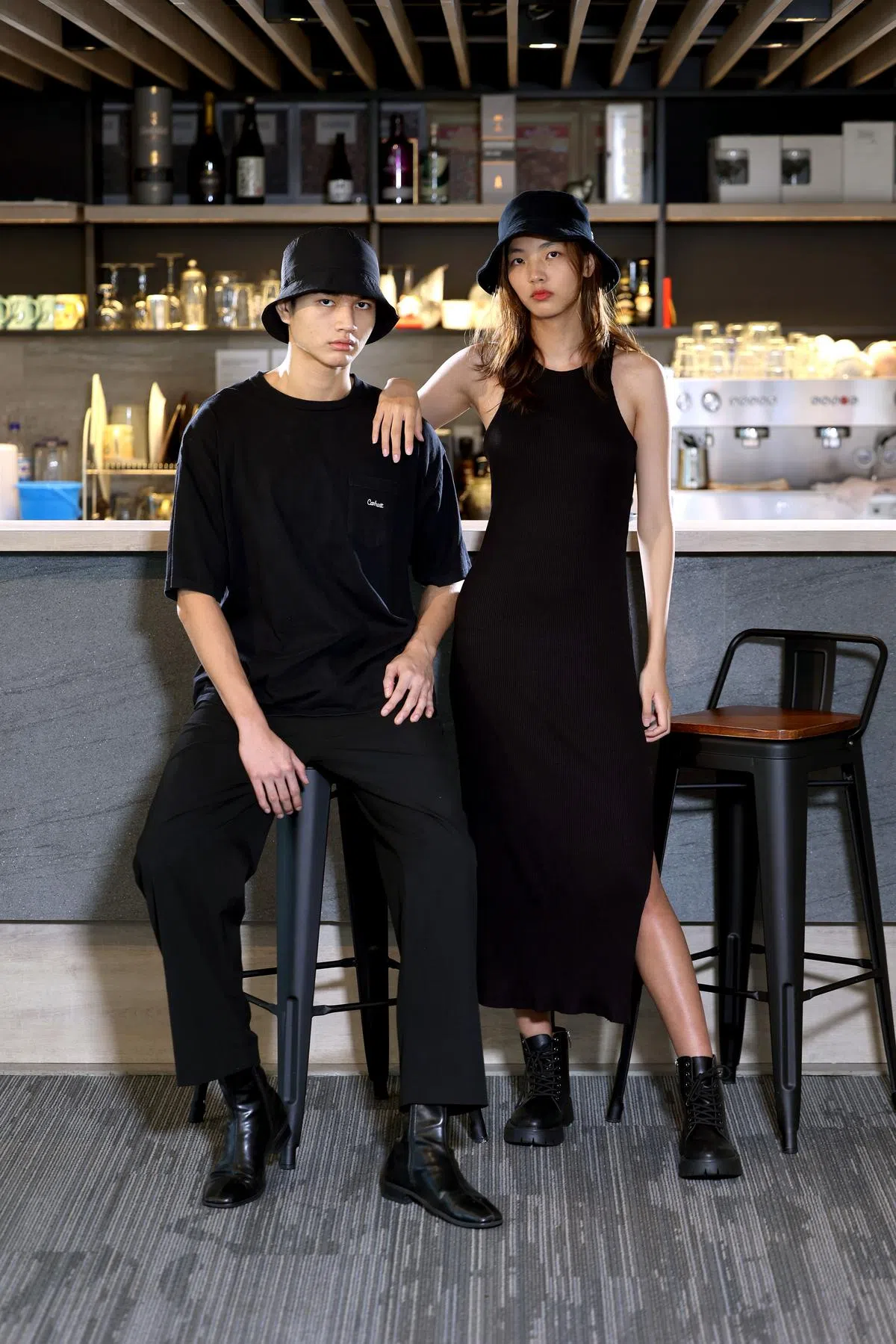 想要营造文艺清冷气息？纯色低檐渔夫帽（Bucket Hat）绝对是最佳选择。