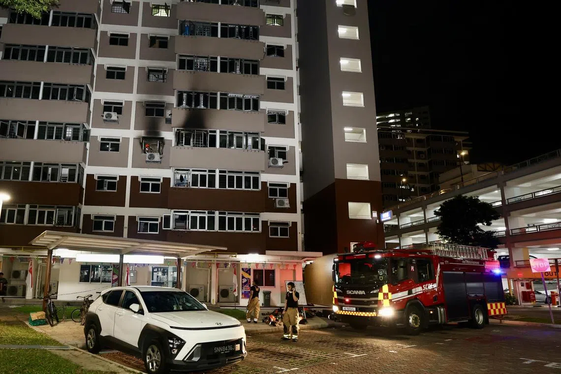 惹兰红山第106座租赁组屋四楼的一个单位星期三失火。大火扑灭后，出事单位的部分窗框脱落，外墙熏黑。（邬福梁摄）