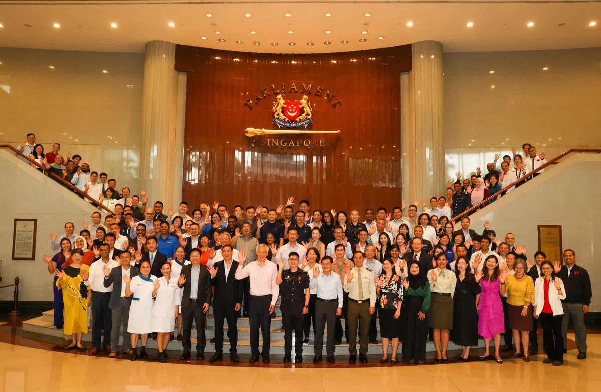 多名医疗保健和前线工作人员在3月20日受邀到国会，参加由李显龙总理（前排左八）为他们特设的感谢午餐。（蔡家增摄）