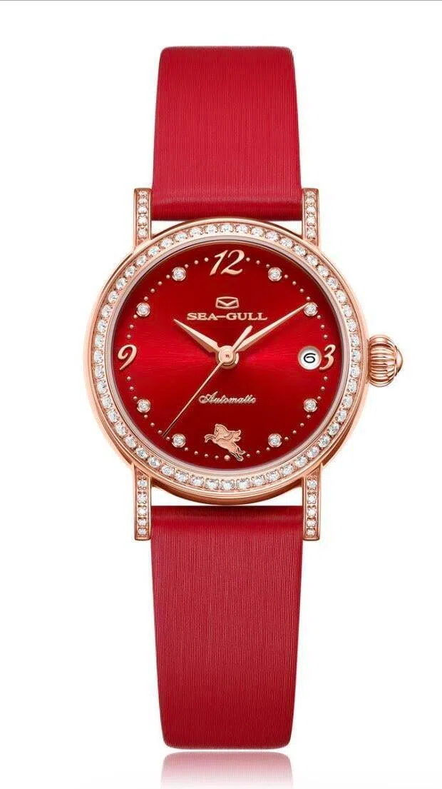 海鸥“时间有她系列”小玲珑女士腕表，设计灵感来自敦煌莫高窟壁画中的“翼马”。（海鸥提供）