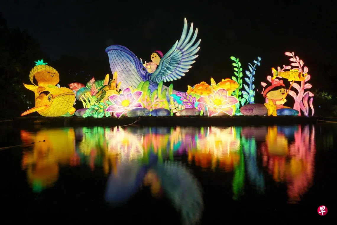 林少芬与团队以《星月之旅》打破天际线；花灯倒映湖中，美景成双。 （张俊杰摄）