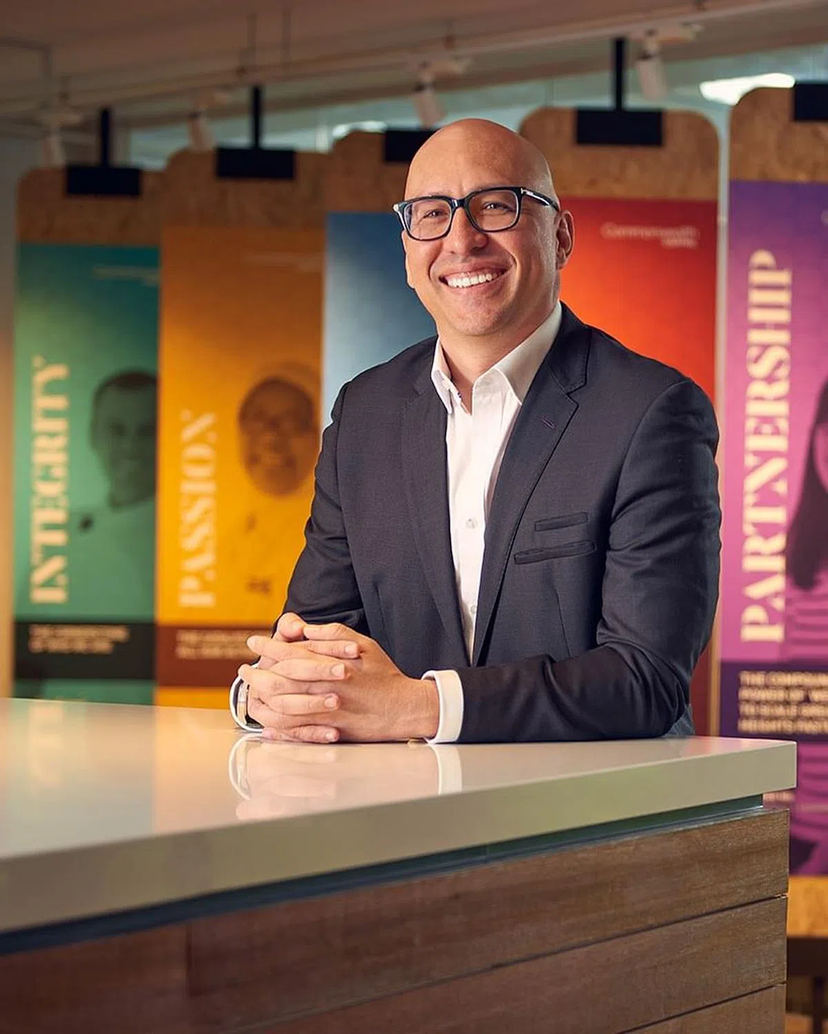 营运总监斯坦普表示，栽培多元人才，是集团应对人手问题的方案之一。（图/新报业媒体）