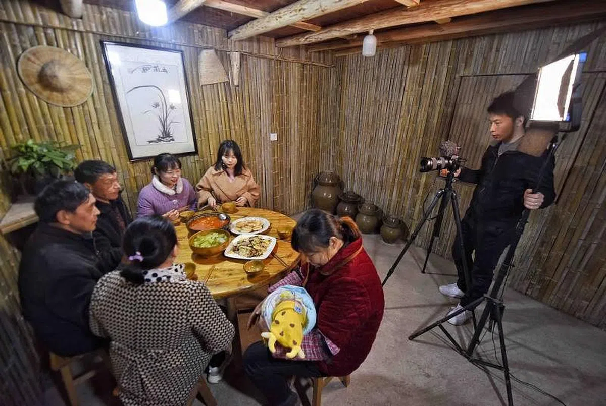 四川一名主播1月18日与家人在拍摄日常生活短视频。（新华社）