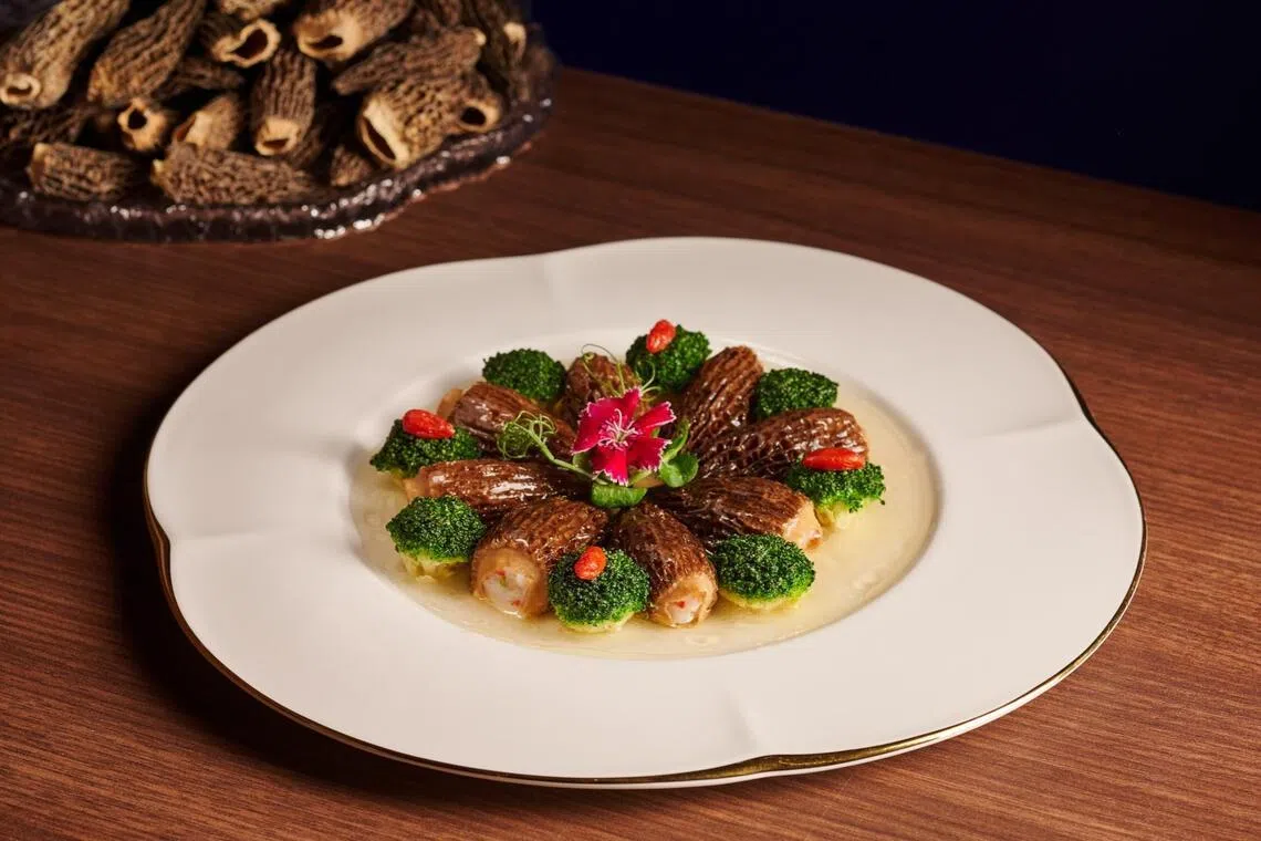 满福苑的上汤烩明虾胶酿羊肚菌，利用羊肚菌蜂巢结构填入虾胶。（餐馆提供）