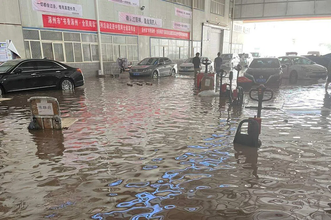 中图网位于涿州市的仓储中心仓库被淹。（中图网微博）