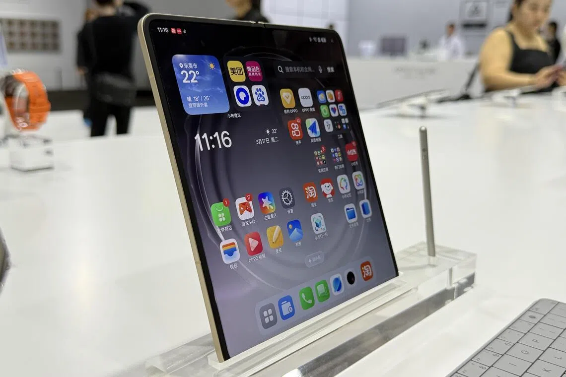 Oppo Find N6屏幕摸上去很平整，几乎看不出折叠痕迹。（黄少伟摄）