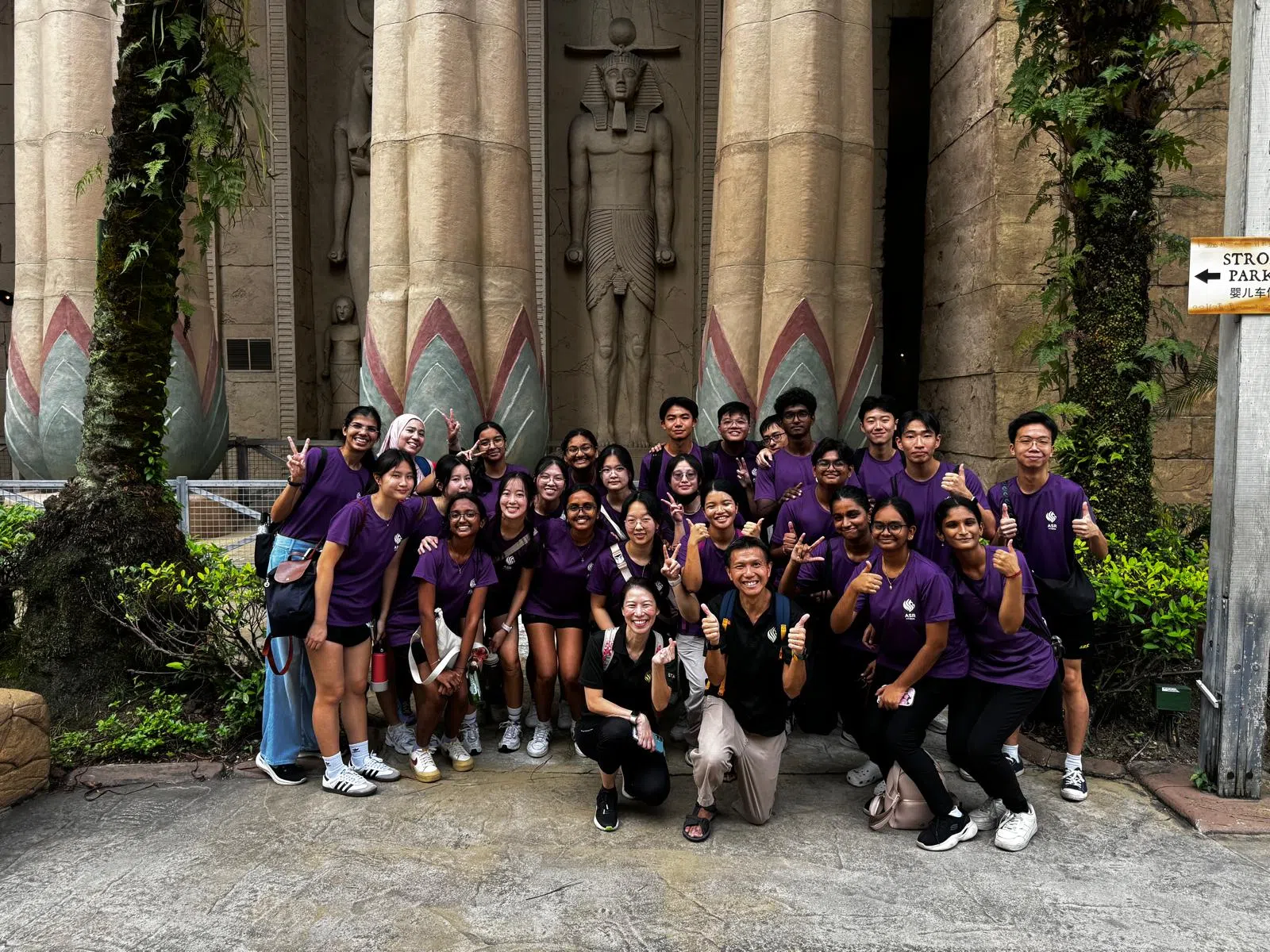 安德逊实龙岗初院院长王有成（前排右）和郑丽珊副院长（前排左）在充满神秘气息的古埃及区，与学生开心合影。（安德逊实龙岗初院提供）