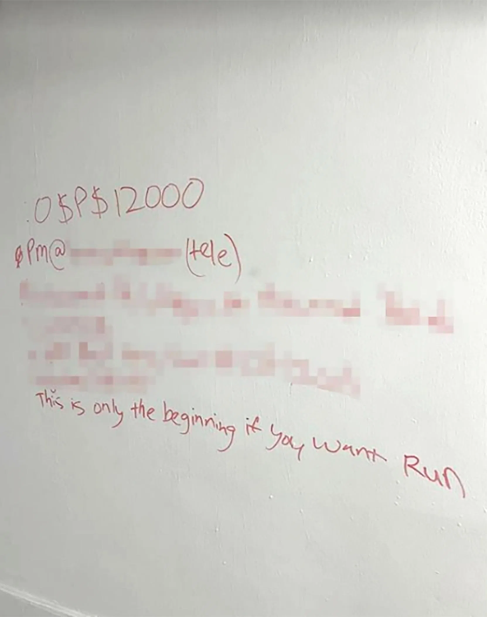 靠近单位楼梯口处的墙壁被涂上“如果你想要跑，这仅仅是个开始”等追债相关信息。（警方提供）