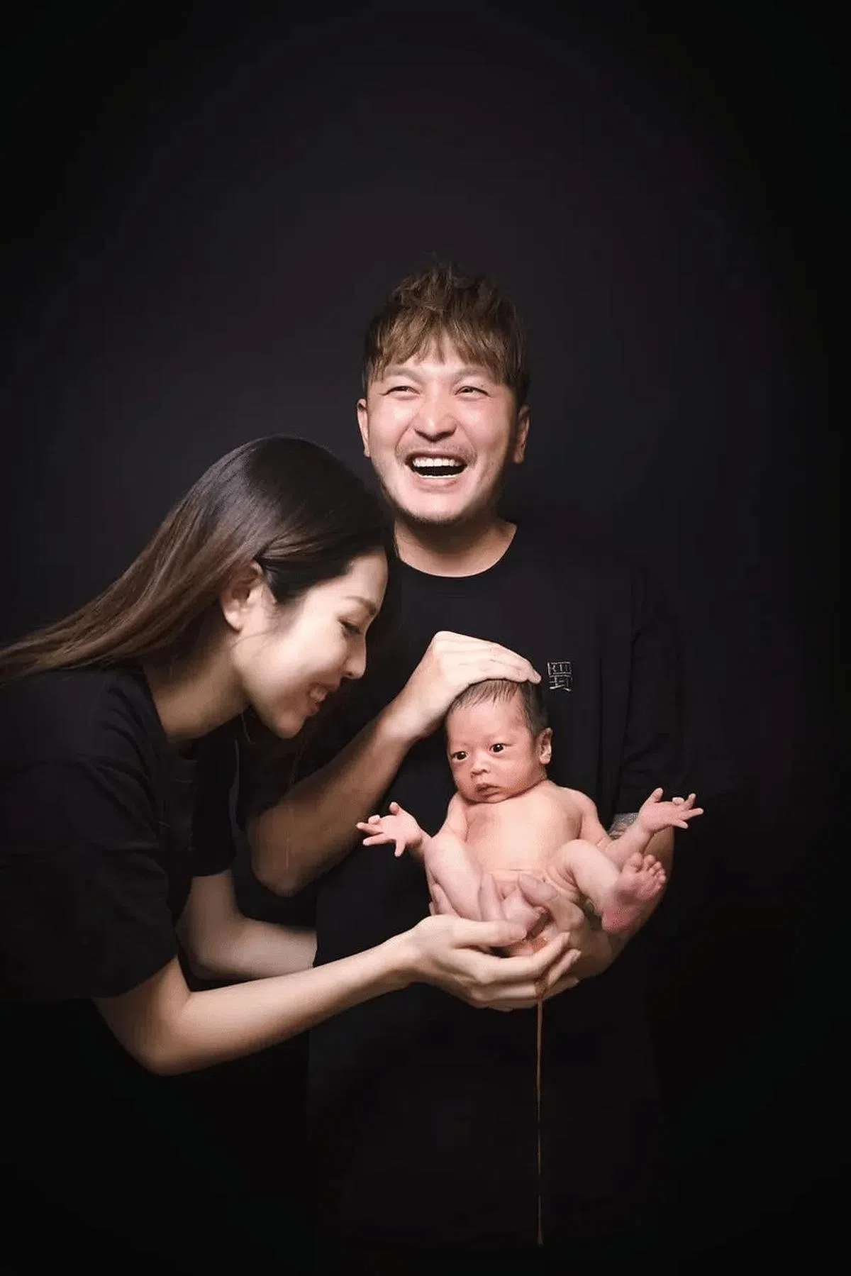 KID分享儿子“便（遍）地黄金”的照片献上祝福“2023包你发”。（KID脸书）