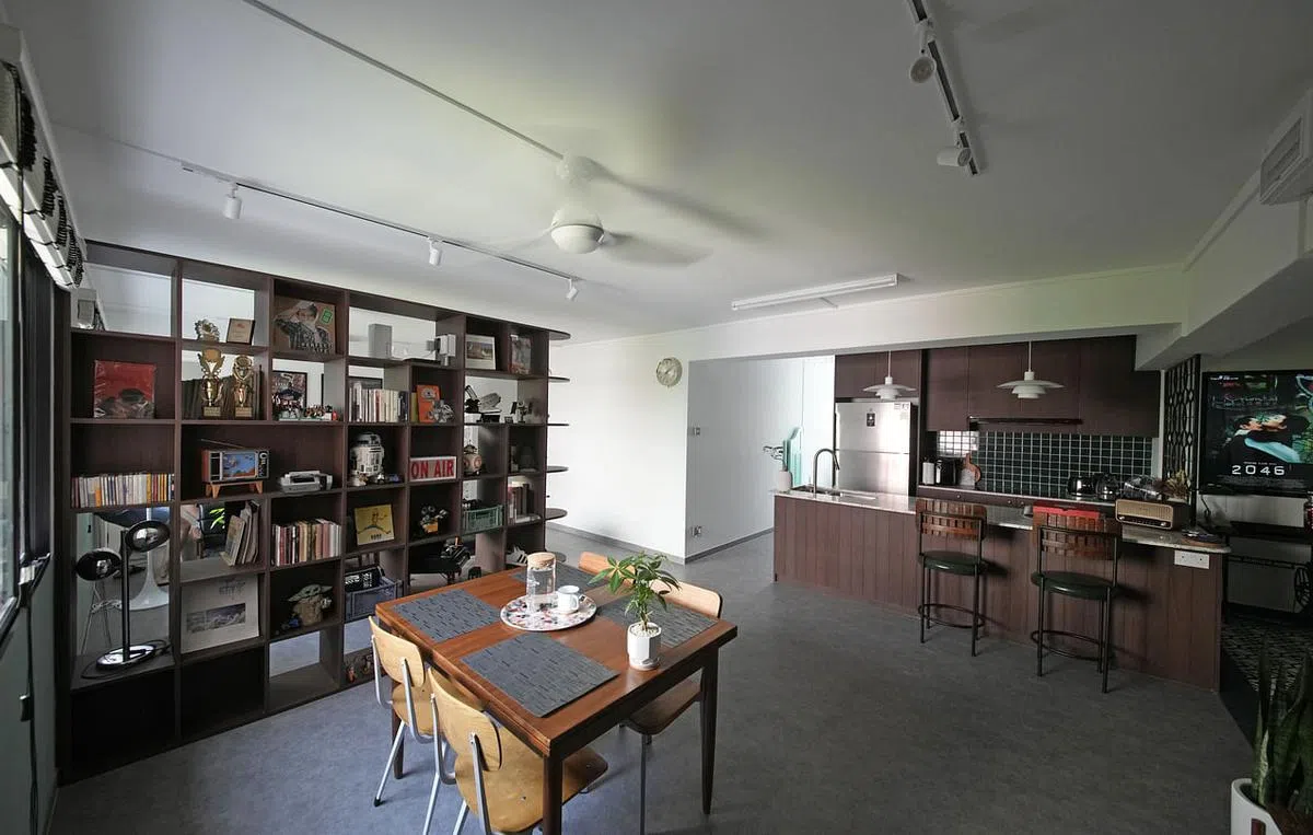 这间五房式组屋已有25年屋龄，面积1300平方英尺。