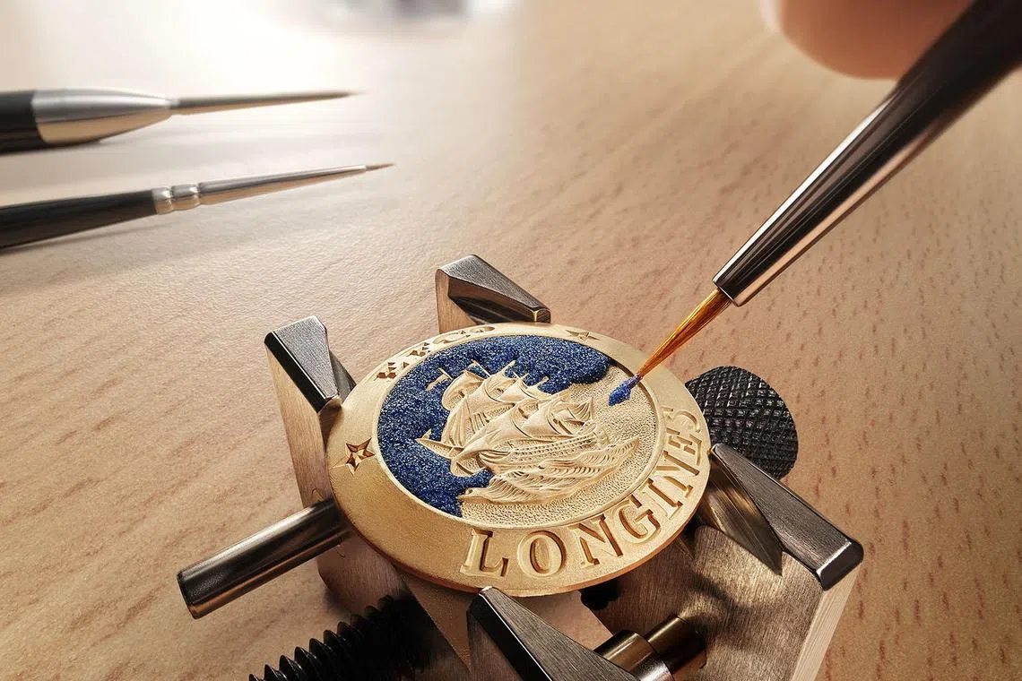 旗舰复刻系列腕表的招牌特色，是压印在腕表底盖的18K金徽章。（浪琴表提供）