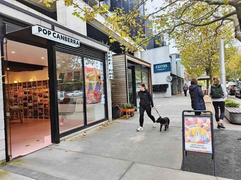 Braddon文艺街区两旁随处可见艺文小店和咖啡馆。（李雅歌摄）