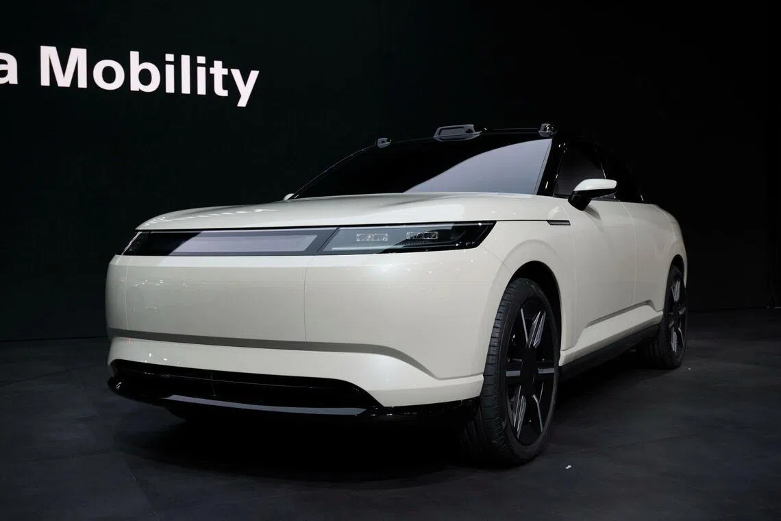 索尼本田移动公司（Sony Honda Mobility）的Afeela原型电动车也在CES上亮相。这是索尼本田移动公司的下一代纯电动车Afeela的原型车，该车型预计最早会于2028年在美国交货给客户。（彭博社）