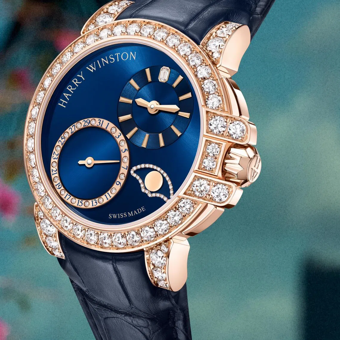 36毫米海洋日期月相自动腕表，镶嵌141颗明亮式切割钻石，兼具风格与性能。（海瑞温斯顿提供）