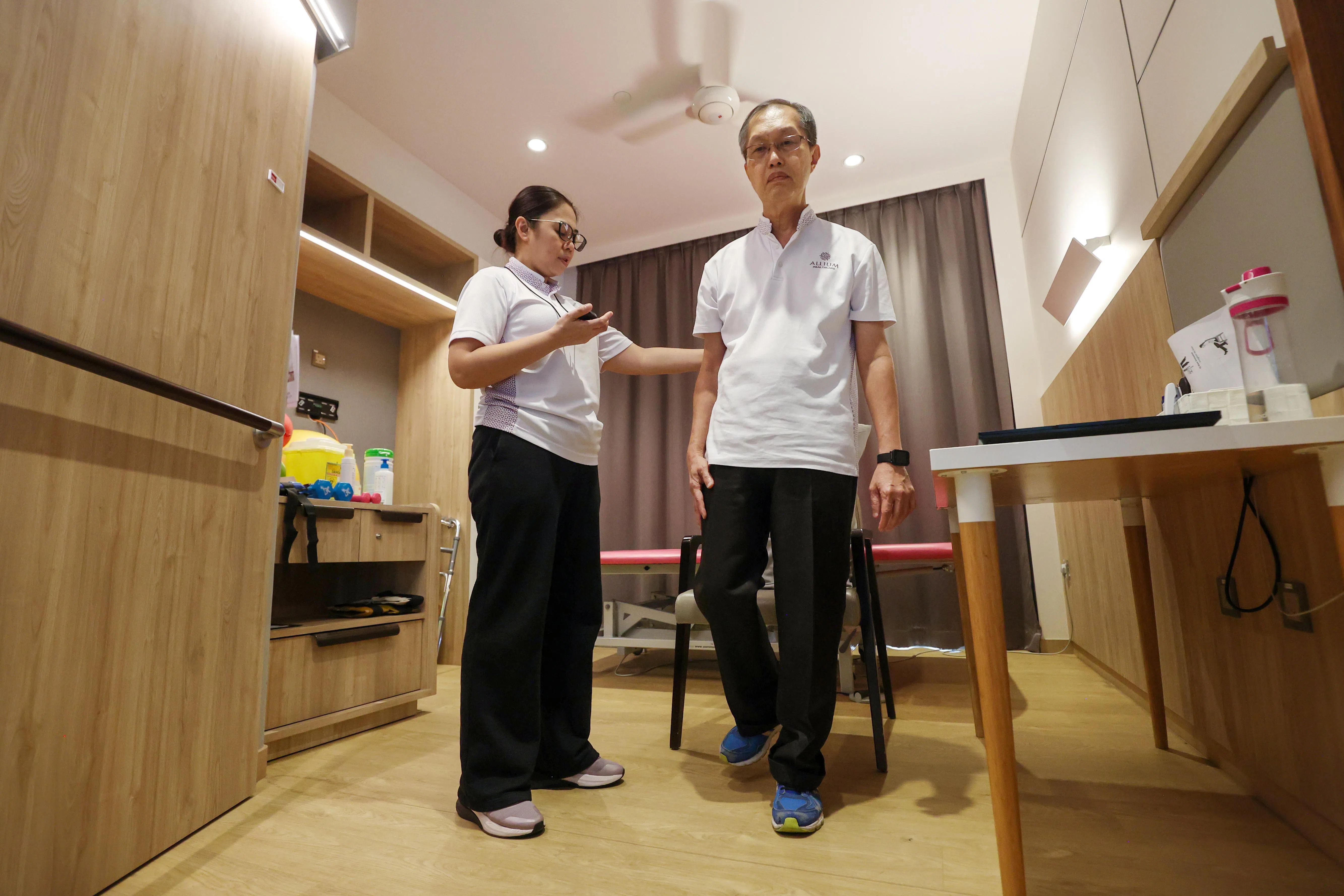 单脚站立若无法维持10秒，可能表示肌力与平衡能力下降。（游甯稀摄）