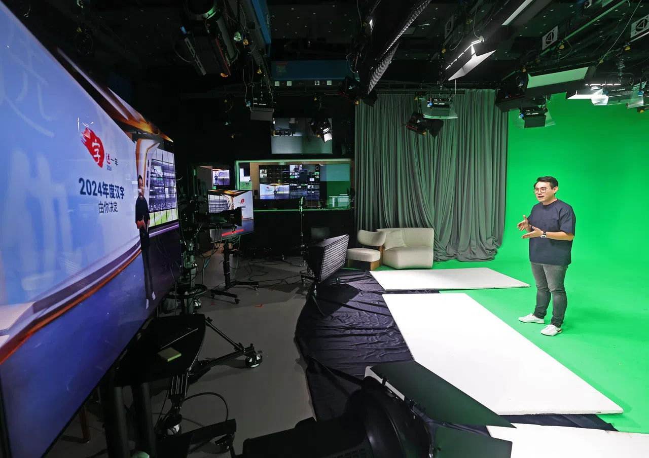 “字述一年2024”吸引海内外超过43万票，《联合早报》通过网上节目揭晓年度汉字，主持人是《联合早报》视频编导刘永健。（陈渊庄摄）