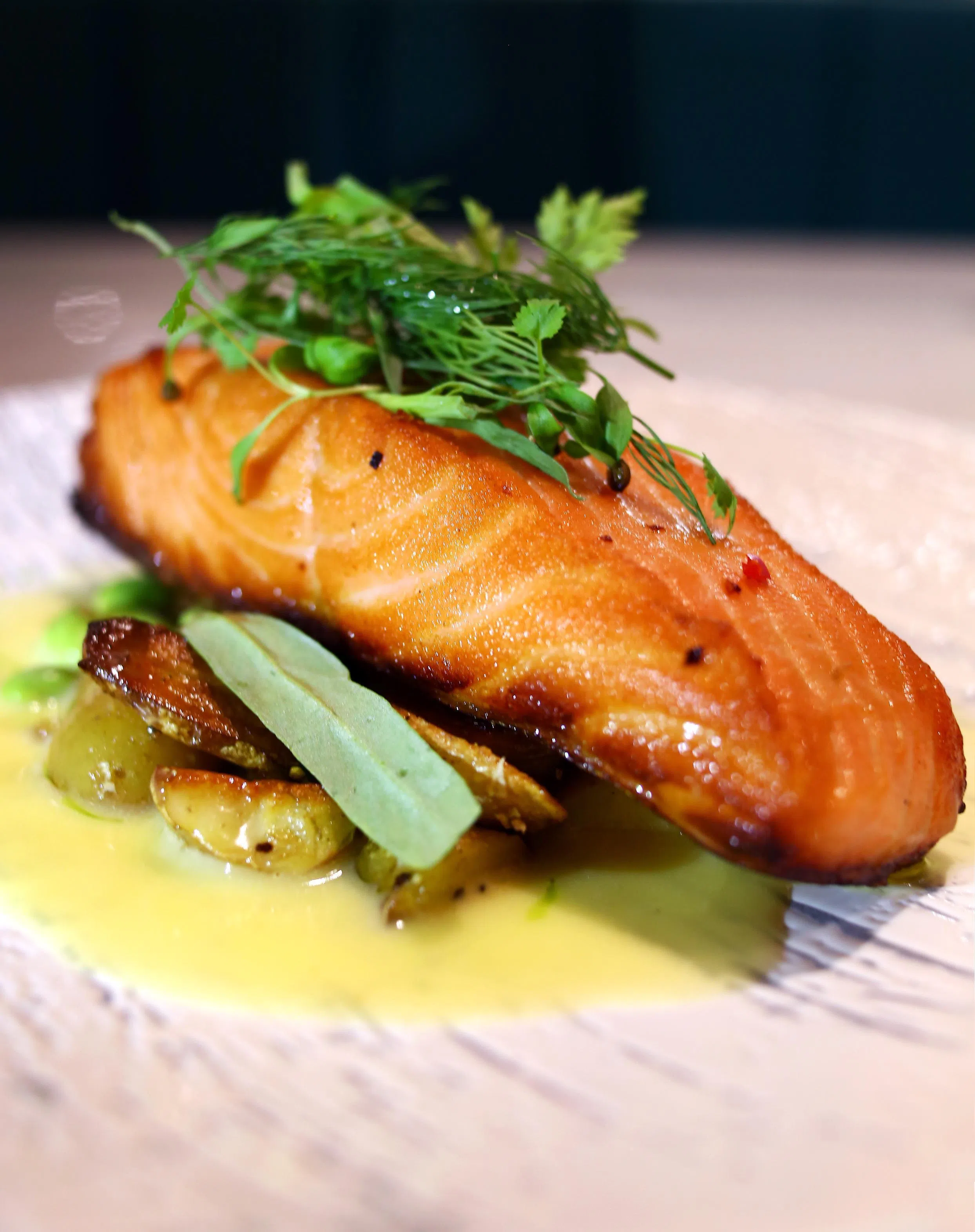 三文鱼、金枪鱼、蛋黄以及经强化的奶类或谷物，都可提供维生素D。（档案照）