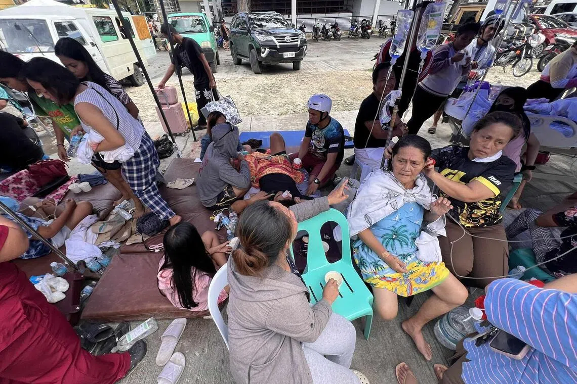 10月1日，地震中受伤的人在菲律宾宿务省博戈市的医院接受救治。（新华社）