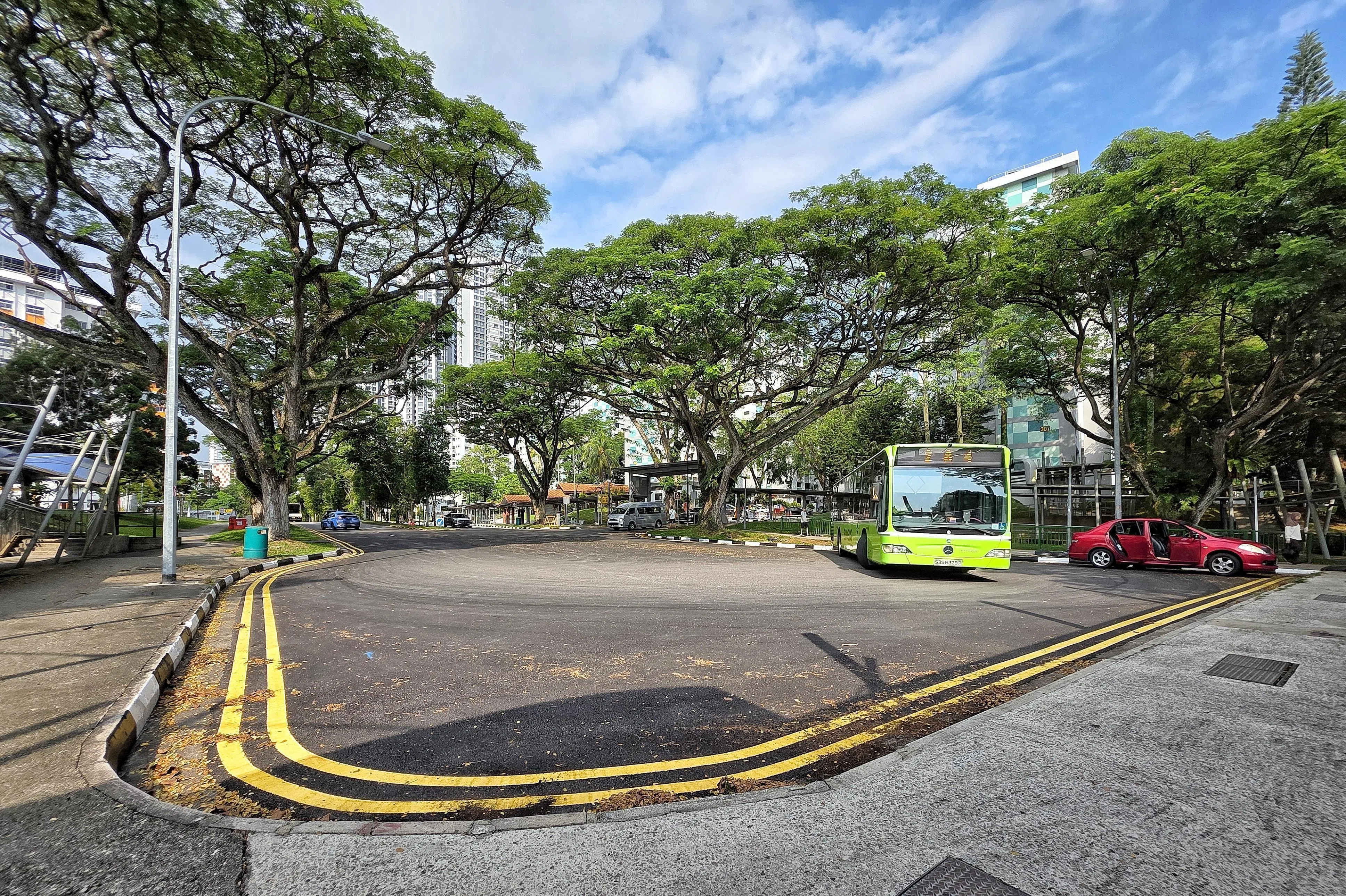 一辆红色汽车星期四早上也停在这个路段，驾驶者称要停车驱蚊。（徐颖荃摄）