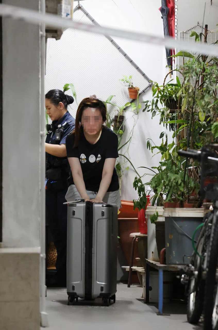 女房客连夜打包行李搬走。（蔡振鸿摄）