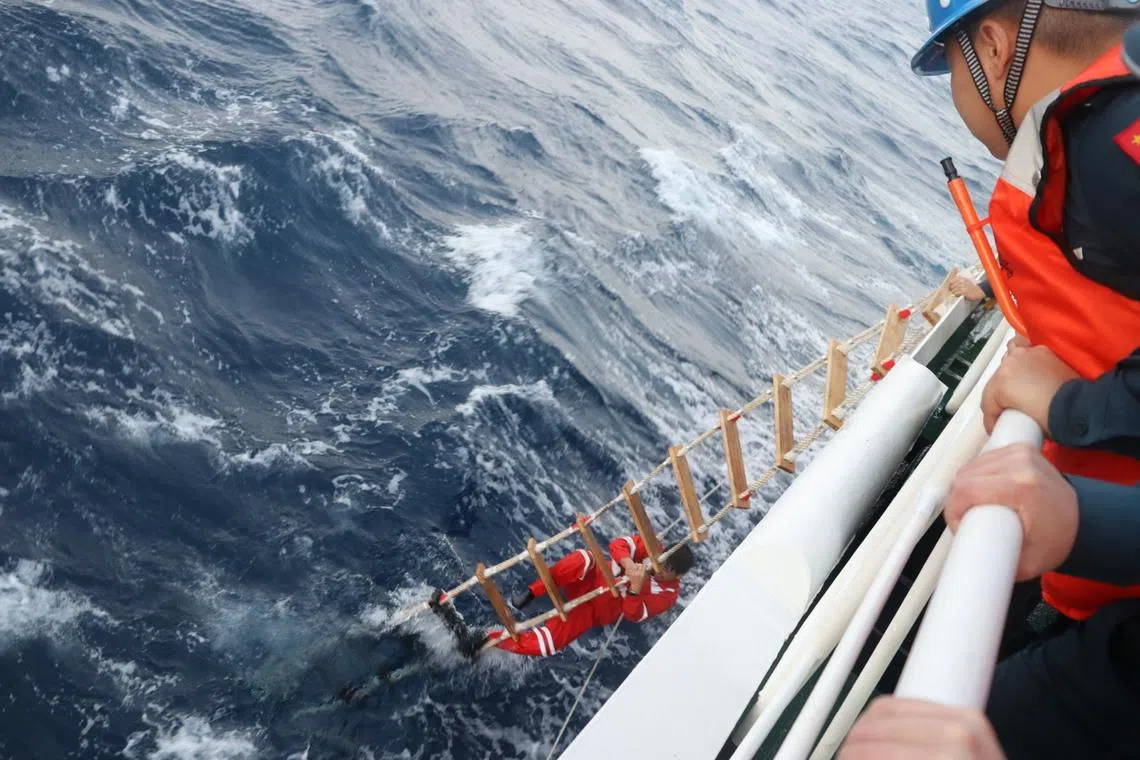 新加坡籍货船黄岩岛附近倾覆 中国救起17名菲律宾船员 两人身亡