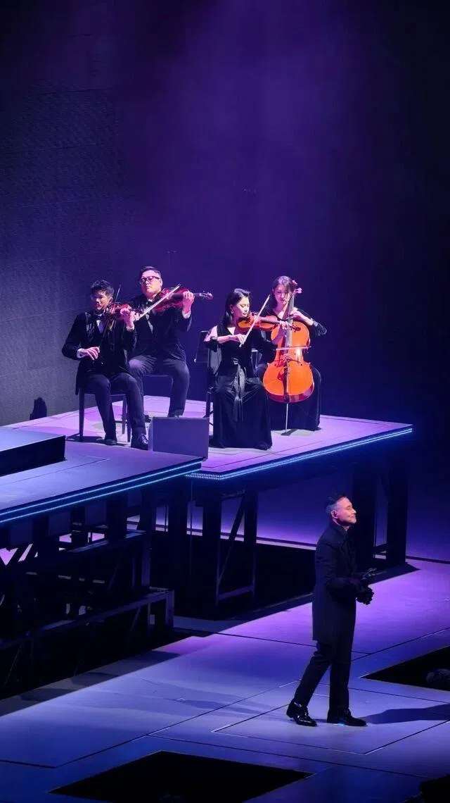 陆凯源（最左）作为张学友的乐团首席，已参与104场巡演，每周穿梭于亚洲各城与新加坡。（受访者提供）