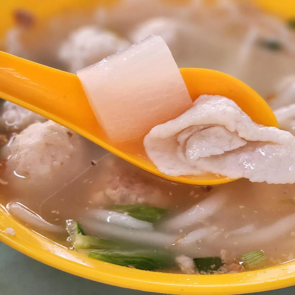 除了三款手工肉丸，汤粉内还有鱼饺和白萝卜。（陈爱薇摄）