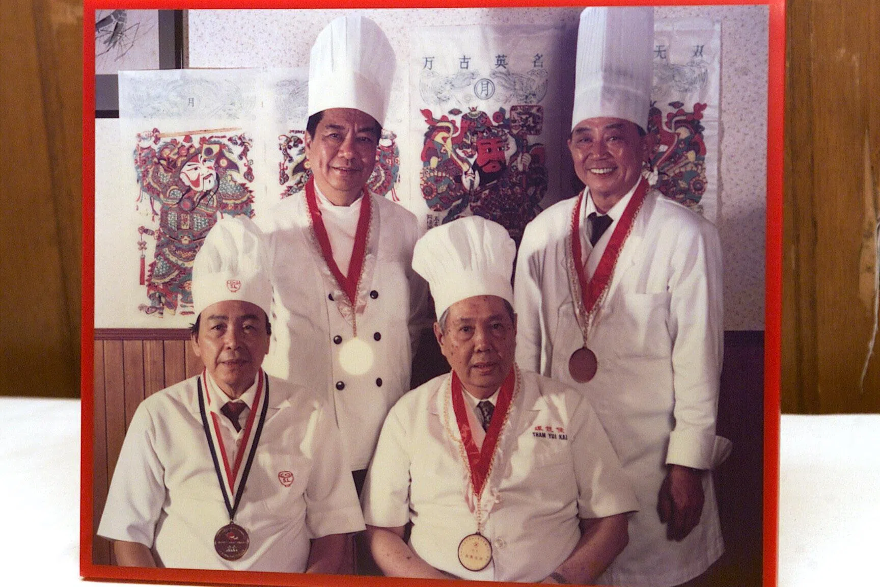 1968年， 在本地烹饪界四大天王：冼良、谭锐佳（前排左起）， 许国威、刘益培（后排左起）的改良、推广下 ，鱼生开始盛行。（档案照片）